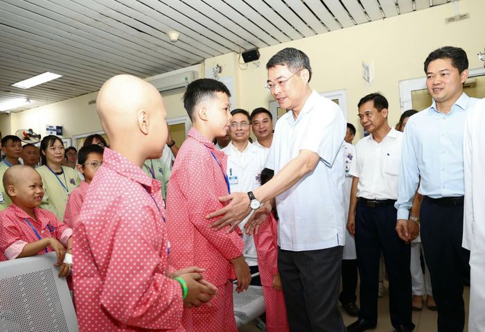 Thủ tướng thăm hỏi, động viên các bệnh nhi. Ảnh: Trần Minh