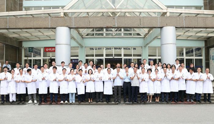Thủ tướng Lê Minh Hưng cùng các y, bác sĩ của Bệnh viện K.  Ảnh: Trần Minh