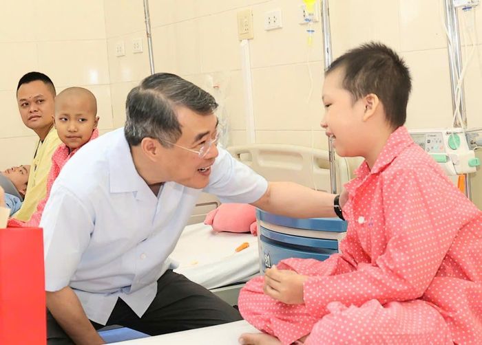 Thủ tướng Lê Minh Hưng thăm hỏi, tặng quà, trò chuyện với bệnh nhi đang điều trị tại Bệnh viện. Ảnh: Trần Minh