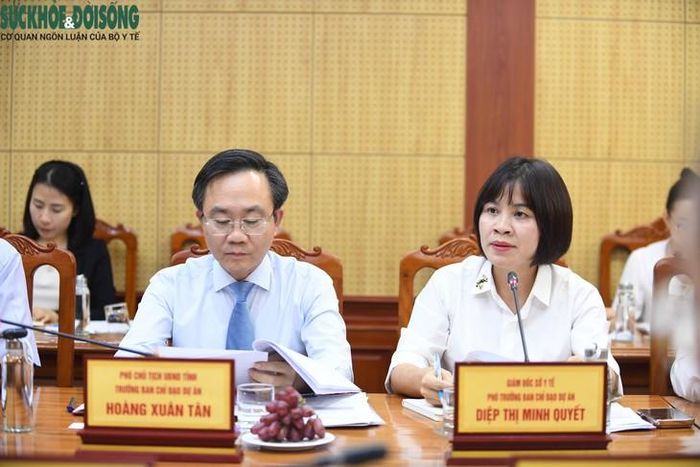 Bà Diệp Thị Minh Quyết, Giám đốc Sở Y tế Quảng Trị báo cáo tiến độ dự án, các khó khăn và phương án xử lý. Ảnh: Hùng Trần.