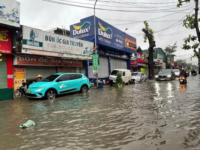 Cảnh báo mưa dông khu vực nội thành Hà Nội chiều nay. Ảnh: PV
