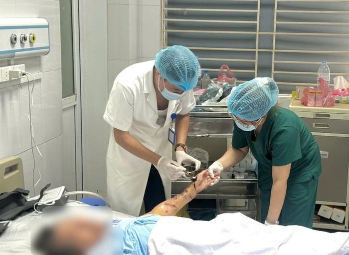 Các bác sĩ tiến hành vệ sinh vết thương cho bệnh nhân do chó cắn. Ảnh: BVCC