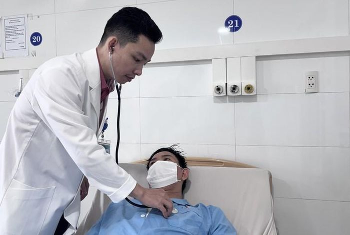 Bác sĩ Khoa Ngoại tim mạch, BV Đà Nẵng thăm khám cho bệnh nhân. Ảnh: BVCC.