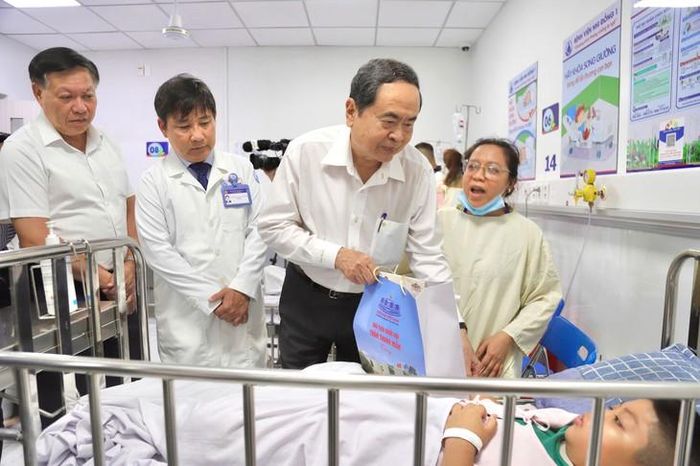 Chủ tịch Quốc hội Trần Thanh Mẫn thăm hỏi, tặng quà bệnh nhi nhân dịp Tết Trung thu. Ảnh: P.Thương