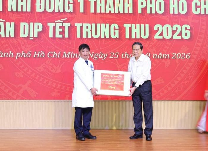 Ủy viên Bộ Chính trị, Chủ tịch Quốc hội Trần Thanh Mẫn trao quà của Tổng Bí thư, Chủ tịch nước Tô Lâm tặng các cháu bệnh nhi tại Bệnh viện Nhi đồng 1 thành phố Hồ Chí Minh nhân dịp Tết Trung thu. Ảnh: P.Thương