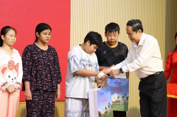 Chủ tịch Quốc hội Trần Thanh Mẫn tặng quà các bệnh nhi.