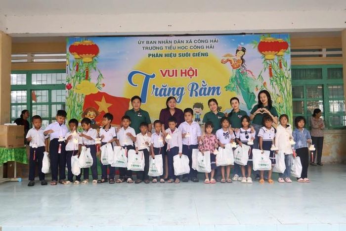 BVĐK Sài Gòn – Phan Rang tặng quà cho các em học sinh. Ảnh: D.N.