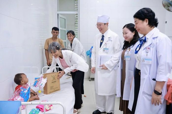 Lãnh đạo BVĐK Ninh Thuận cùng mạnh thường quân tặng quà cho các bệnh nhi đang điều trị tại bệnh viện. Ảnh: D.N.