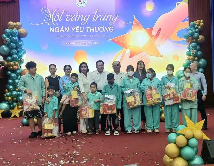 Lãnh đạo Sở Y tế Khánh Hòa, BVĐK Khánh Hòa, mạnh thường quân... trao quà Trung thu cho bệnh nhi. Ảnh: ĐH.