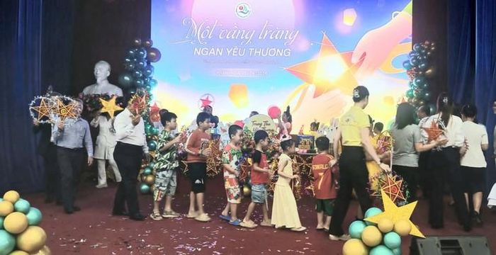 Chương trình rước đèn Trung thu ấn tượng ở BVĐK Khánh Hòa. Ảnh: KL.