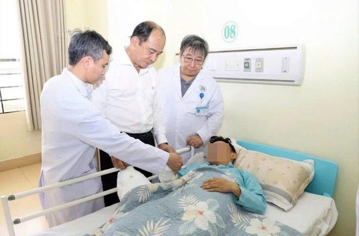 PGS.TS.BS Tăng Chí Thượng - Giám đốc Sở Y tế TPHCM (giữa) thăm bệnh nhân khi làm việc cùng Bệnh viện Đa khoa Bà Rịa hồi tháng 8/2026. Ảnh: T.B