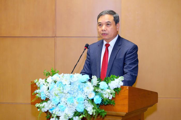Ông Hoàng Đức Minh, Vụ trưởng Vụ Học sinh, Sinh viên, Bộ Giáo dục và Đào tạo phát biểu tại lễ ký kết. Ảnh Ngân Nguyễn