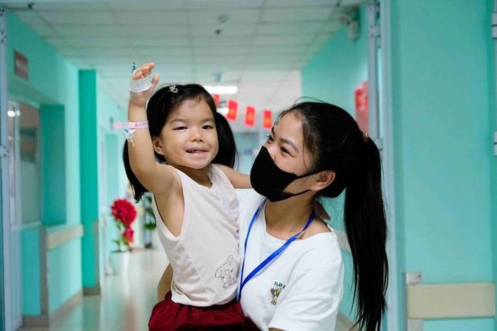 Bé Hà My và mẹ sau mổ