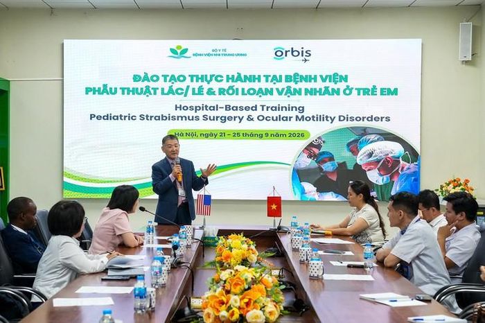 GS. BS. Donny W. Suh - Chuyên gia Orbis phát biểu tại buổi khai mạc tuần đào tạo.