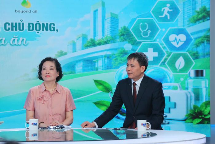 PGS.TS.BS Nguyễn Trọng Hưng, Giám đốc Trung tâm Tư vấn phục hồi dinh dưỡng và Kiểm soát béo phì, Viện Dinh dưỡng Quốc gia trao đổi tại chương trình. Ảnh: Minh Quyết.