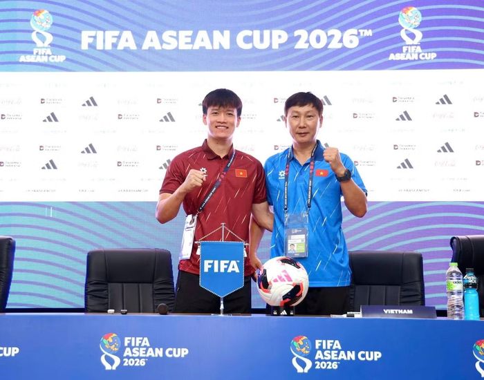 HLV Kim Sang-sik và đội trưởng Nguyễn Hoàng Đức thể hiện quyết tâm chiến thắng. (Ảnh: VFF)