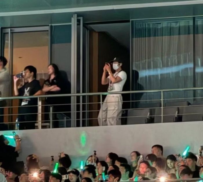 Tỉnh Bách Nhiên tới xem concert của Lý Vinh Hạo.