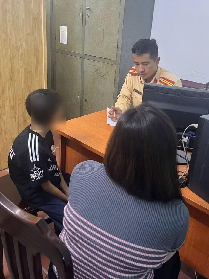 Đội CSGT đường bộ số 4 làm việc với gia đình và thiếu niên vi phạm