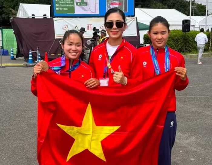 Diệp Thị Hương và Nguyễn Thị Hương ăn mừng tấm huy chương ASIAD lịch sử của canoeing Việt Nam (Ảnh: Bùi Lượng)
