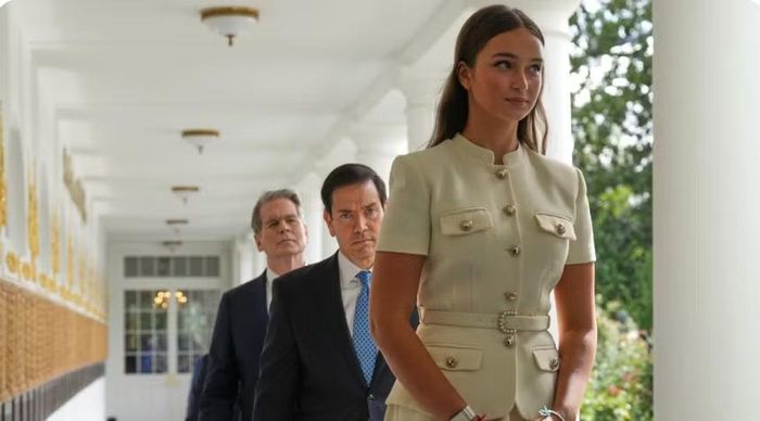 Phó Tổng thống Mỹ JD Vance ngồi ở vị trí đầu tiên, tiếp đến là Đệ nhị Phu nhân Usha Vance và Ivanka Trump. Arabella ngồi cạnh mẹ, trong khi Ngoại trưởng Mỹ Marco Rubio ở phía bên kia