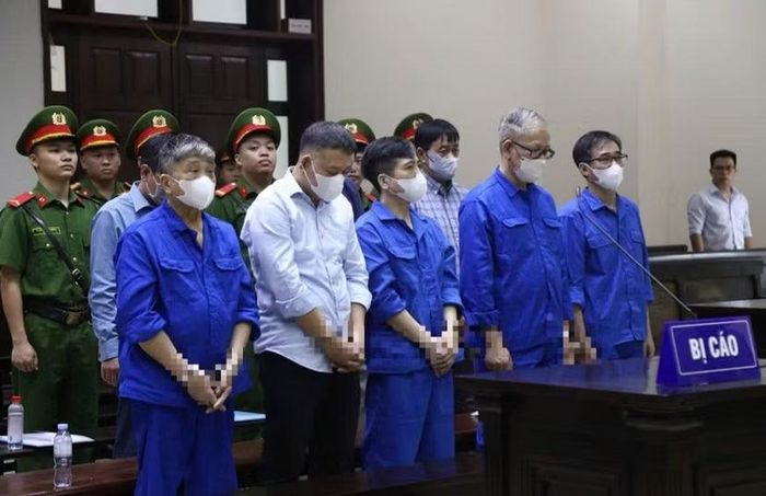 Các bị cáo trong vụ án tại phiên tòa phúc thẩm.