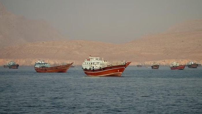 Các tàu thuyền di chuyển trên Eo biển Hormuz, nhìn từ bán đảo Musandam (Oman). Ảnh: Reuters