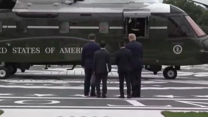 Một binh sĩ Thủy quân lục chiến Mỹ mở cửa và chào khi 2 lãnh đạo tiến đến. Ông Trump và ông Tập sau đó bước lên trực thăng cùng một số trợ lý và phiên dịch viên. 2 người quan sát bên trong khoang, trò chuyện với các phi công trong vài phút trước khi trở xuống. Chiếc trực thăng không cất cánh.