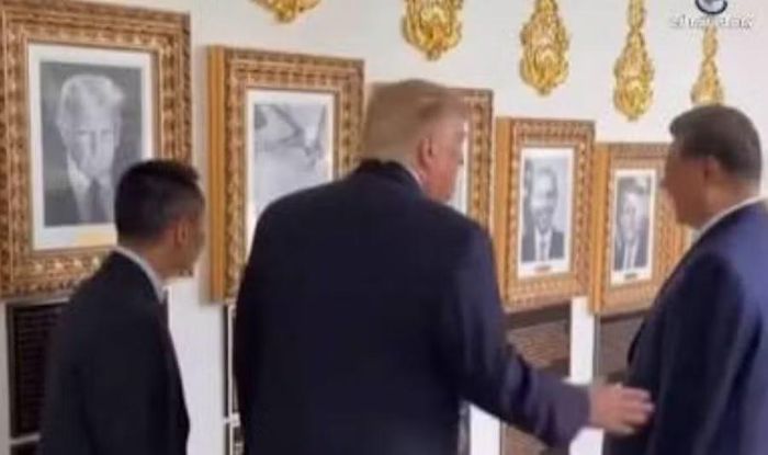 Trong lúc tham quan, ông Trump cũng giới thiệu với ông Tập những bức ảnh được treo tại Cánh Tây Nhà Trắng, trong đó có ảnh 2 người trong chuyến thăm Bắc Kinh hồi tháng 5.