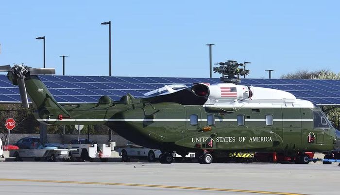 VH-92A Patriot do Sikorsky, công ty thuộc tập đoàn Lockheed Martin, chế tạo. Mẫu máy bay này được phát triển dựa trên trực thăng dân dụng S-92 đã được Cục Hàng không Liên bang Mỹ (FAA) chứng nhận.