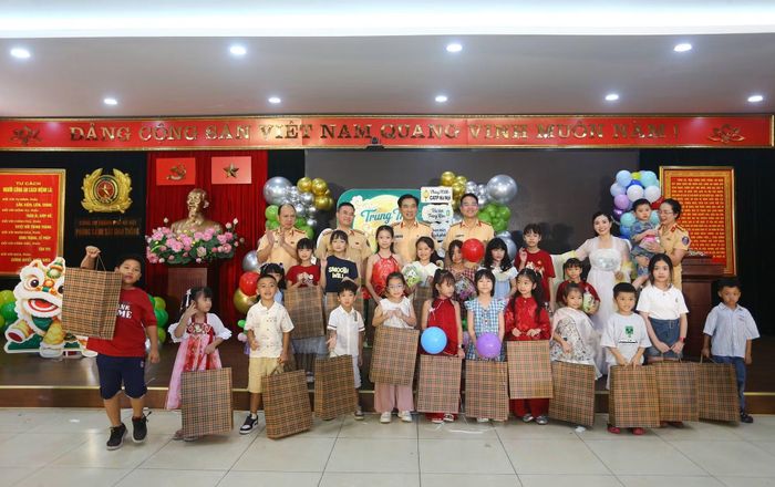 Những món quà thể hiện sự quan tâm, chăm lo sâu sắc của Đảng ủy, Ban Chỉ huy đơn vị tới con em cán bộ, chiến sĩ