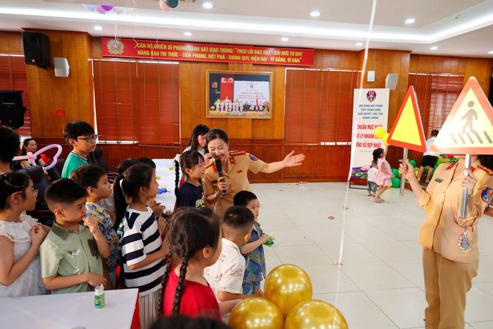 Em nhỏ tự tin giải thích ý nghĩa biển báo giao thông trước sự cổ vũ nhiệt tình của hội trường