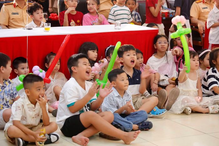 Tiết mục xiếc khéo léo nhận được những tràng pháo tay không ngớt từ các em nhỏ