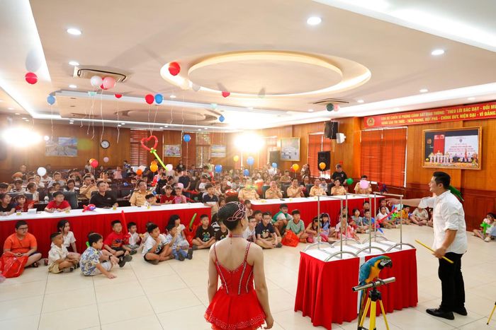 Các nghệ sĩ Liên đoàn Xiếc Việt Nam mang đến những tiết mục biểu diễn công phu, ảo diệu thu hút sự theo dõi của các khán giả nhí