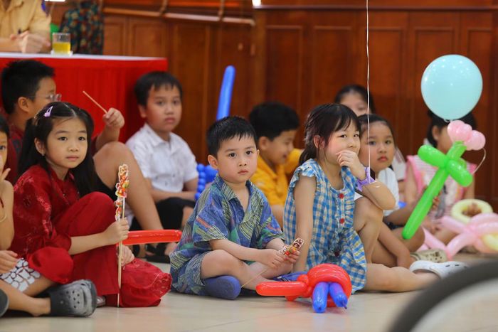Ánh mắt chăm chú, đầy thích thú của các "hậu phương nhí" theo dõi từng tiết mục biểu diễn tại ngày hội Trung thu