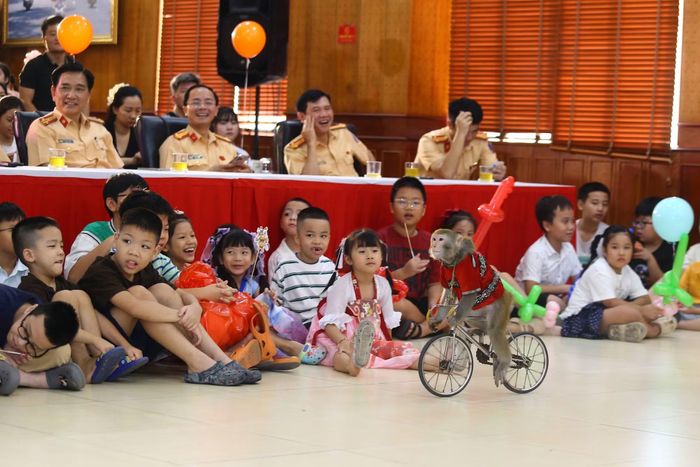Ánh mắt chăm chú, đầy kinh ngạc của các em nhỏ trước màn biểu diễn xiếc khỉ