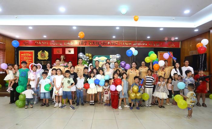 Chương trình "Trung thu sum vầy 2026" khép lại trong niềm hân hoan của các em nhỏ cũng như mỗi cán bộ, chiến sĩ. Sự chăm lo chu đáo của lãnh đạo đơn vị đối với các "hậu phương nhí" chính là động lực to lớn giúp cán bộ, chiến sĩ Phòng CSGT Hà Nội luôn yên tâm công tác, hoàn thành xuất sắc mọi nhiệm vụ được giao