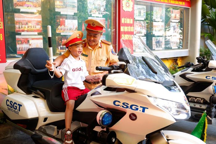 Khoảnh khắc tự hào của "hậu phương nhí" khi đội mũ bảo hiểm đặc chủng, hóa thân thành "CSGT nhí"
