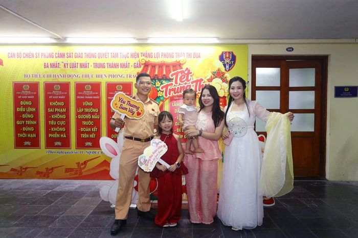 Cả gia đình cùng ghi lại bức hình kỷ niệm ngọt ngào cùng nhân vật cổ tích quen thuộc trong ngày hội Tết Trung thu muộn