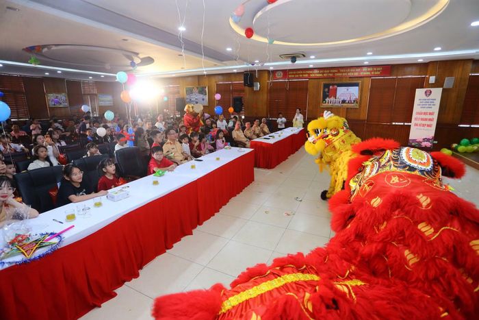 Màn múa lân rộn ràng, sôi động mở màn cho ngày hội "Trung thu sum vầy 2026"