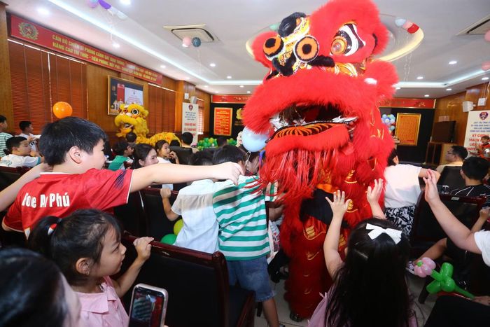 Các "hậu phương nhí" thích thú khi lần đầu được xem múa lân ở cự ly gần