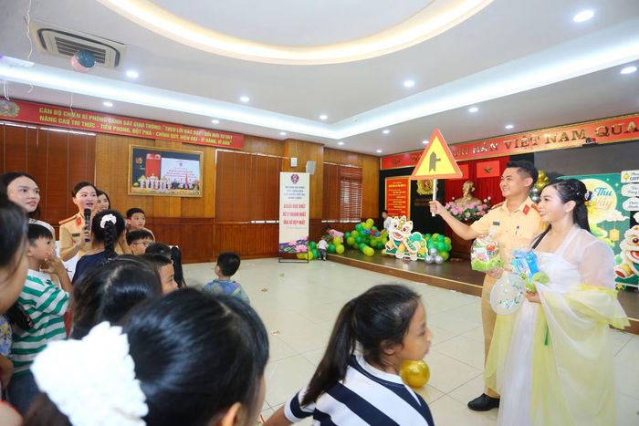 Cán bộ tuyên truyền hướng dẫn các em nhỏ cách nhận biết các biển báo hiệu giao thông cơ bản