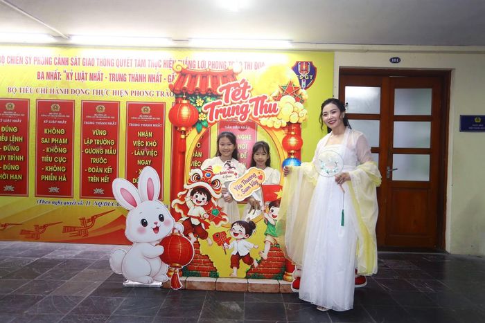 Chị Hằng thân thiện giao lưu, chụp ảnh check-in cùng con em cán bộ chiến sĩ trong không gian ngày hội rộn rã