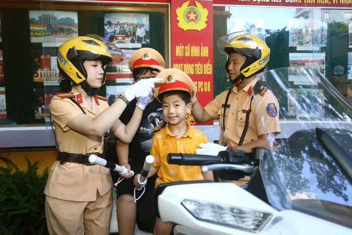 Khu vực trưng bày dàn mô tô dẫn đoàn "siêu ngầu" thu hút sự chú ý đặc biệt của các em nhỏ