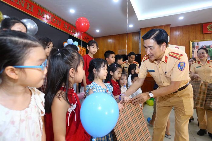 Đại tá Trần Đình Nghĩa - Trưởng phòng Cảnh sát giao thông tặng quà các em nhỏ có thành tích xuất sắc trong học tập