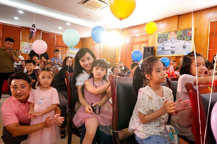 Khoảnh khắc vui tươi của các gia đình tại chương trình "Trung thu sum vầy 2026"