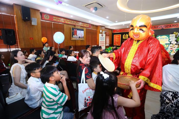 Các em nhỏ hào hứng tiến lại gần, tương tác với Ông Địa trong tiếng trống hội dồn dập