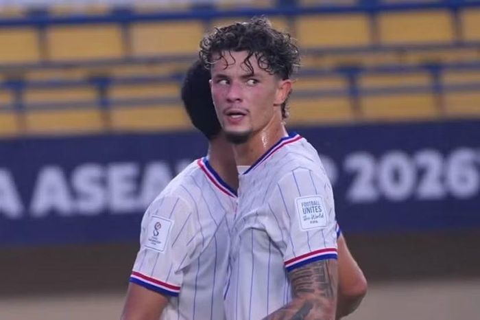 ... và khi ghi bàn ở FIFA ASEAN Cup 2026 cho Thái Lan chiều 26-9 (Ảnh: Changsuek)