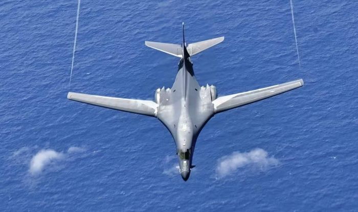 Allied Force vì thế trở thành bước ngoặt quan trọng. Chiến dịch không chỉ chứng minh sức mang vũ khí của oanh tạc cơ B-1B, mà còn cho thấy một nền tảng được thiết kế từ thời Chiến tranh Lạnh có thể thích nghi với chiến tranh thông thường thời hậu Chiến tranh Lạnh.