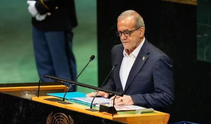 Tổng thống Iran cũng khẳng định Tehran không chấp nhận từ bỏ chương trình hạt nhân mà nước này tuyên bố phục vụ mục đích hòa bình, đồng thời nhấn mạnh Iran không theo đuổi vũ khí hạt nhân.