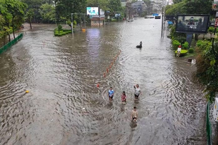 Ngập lụt tại giao lộ Mitr Samphan trên đường Phetchaburi ở Bangkok
